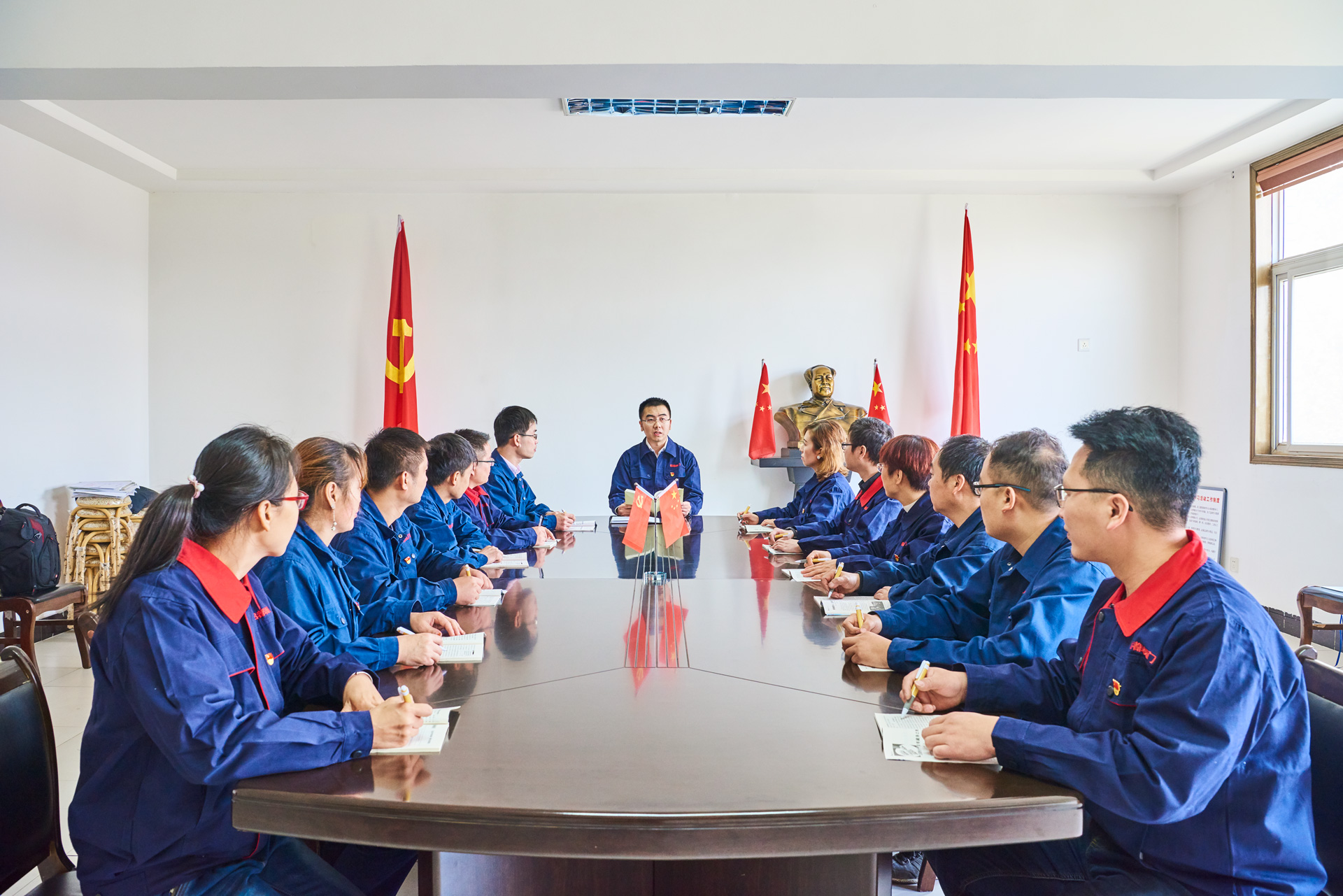 五一勞動節鋁都公司召開全體黨員大會