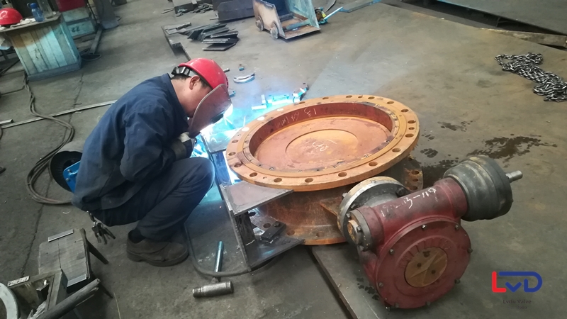 鋁都閥門DN600法蘭蝶閥站腳、起吊環焊接加工現場