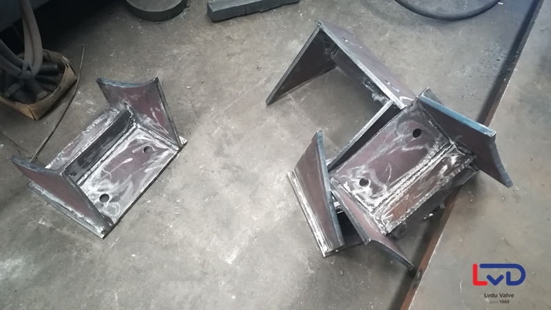 鋁都閥門DN600法蘭蝶閥站腳、起吊環焊接加工現場