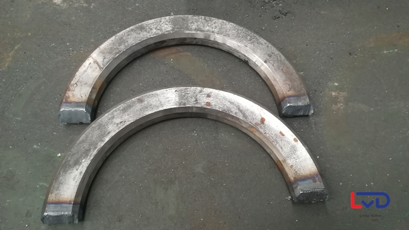 鋁都閥門DN600法蘭蝶閥站腳、起吊環焊接加工現場